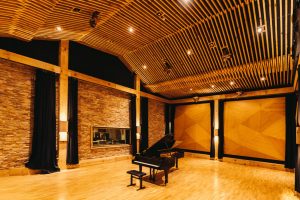 Estudio de grabación con acabados de alta calidad en madera con piano de cola
