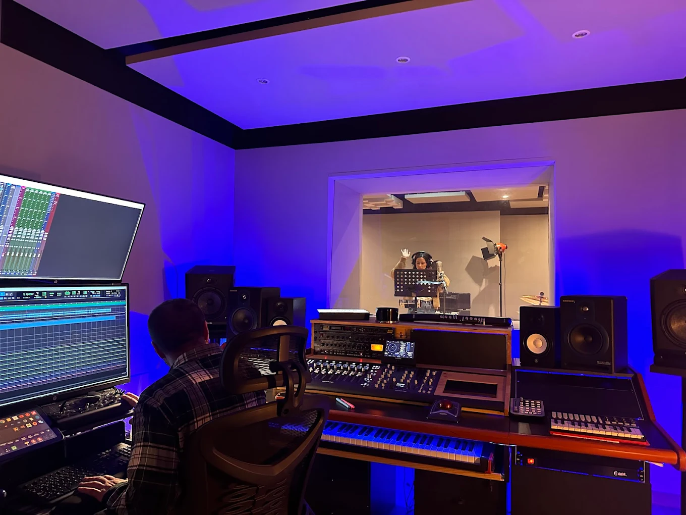 Productor musical José Adalid trabajando con un artista en su estudio Aladid Studios situado en Barcelona.