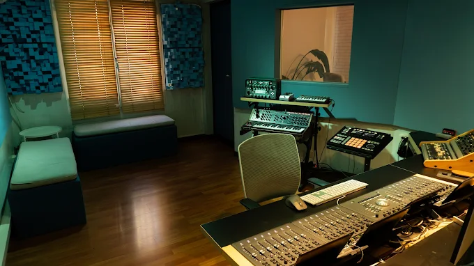 Sala de control con mesa de mezclas,. sintetizadores y creadores de beats en Onda Studios, Barcelona.
