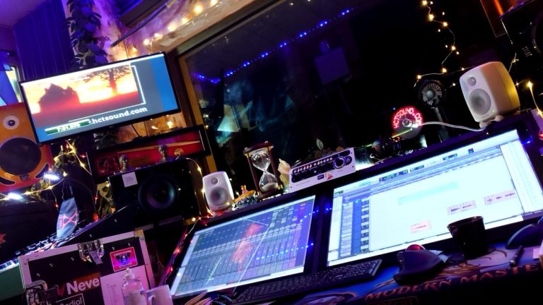 Pantallas de la mesa de control en el estudio de grabación Here comes the sound en Barcelona