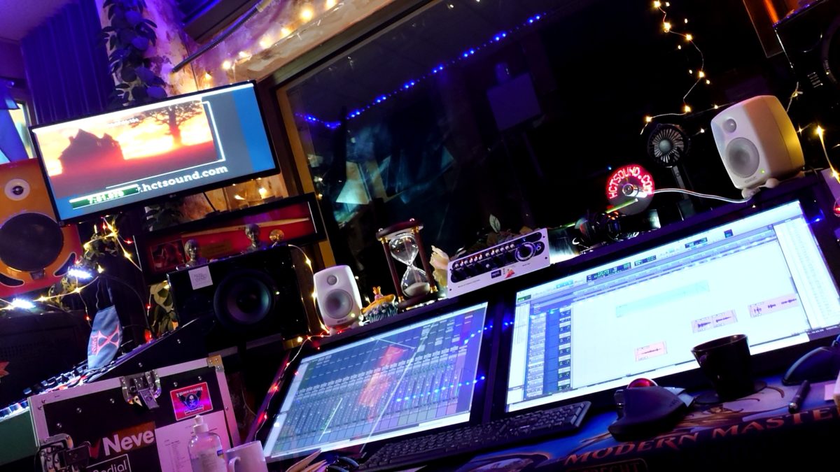 Pantallas de la mesa de control en el estudio de grabación Here comes the sound en Barcelona