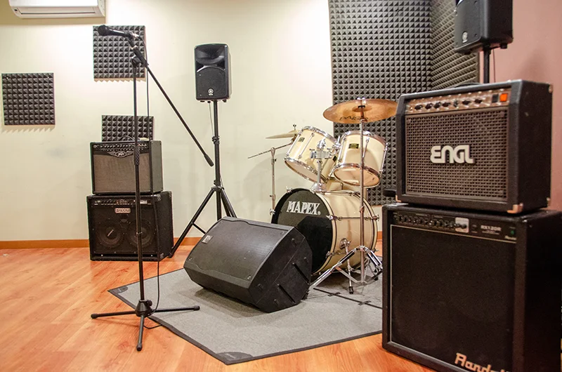 Sala de ensayo de 85 Studios en Barcelona con batería y cuatro amplificadores