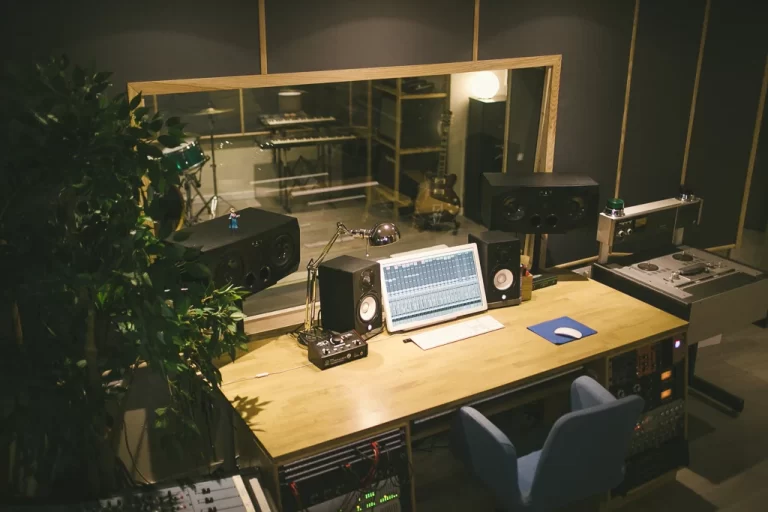 Sala de control de Abuelita Studios en Barcelona con mesa de mezclas y vistas a la cabina de grabación