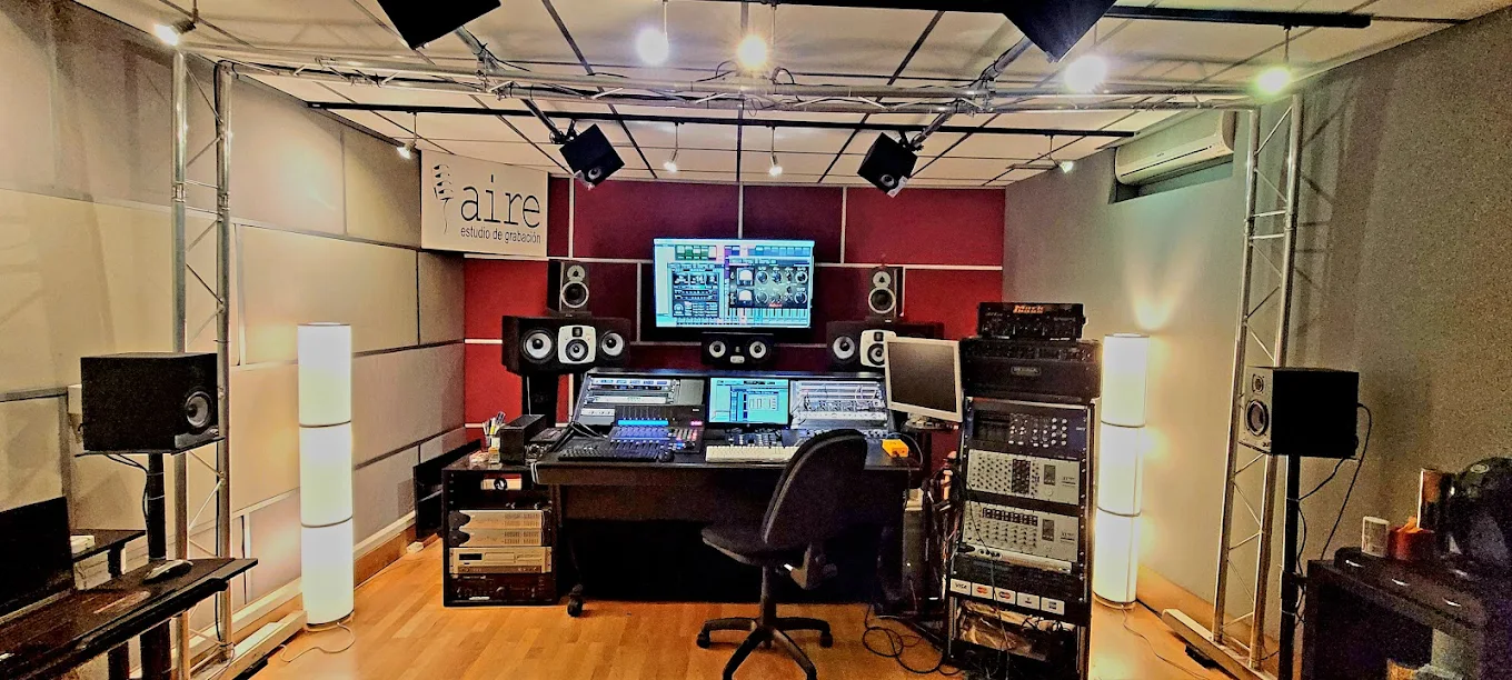 Sala de control de Aire Estudio en Madrid con consolas, monitores y equipo de producción profesional.