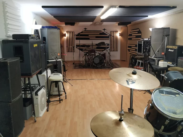 Sala de grabación grande, con dos baterias, amplificadores, y diferentes material musical en Akrasonic Productions, Barcelona.