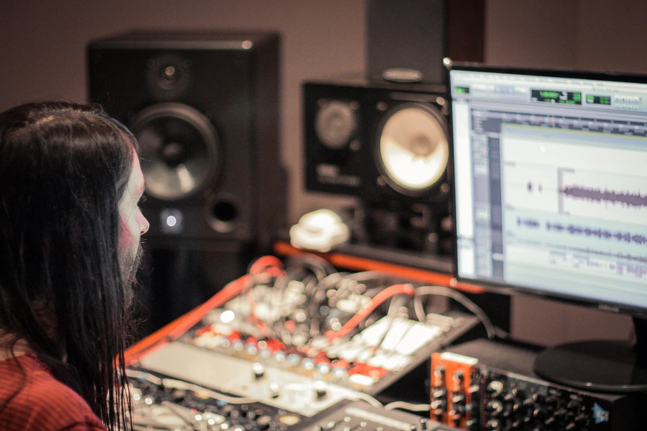 Productor trabajando en el DAW de su ordenador en Angel Sound Studio, Barcelona