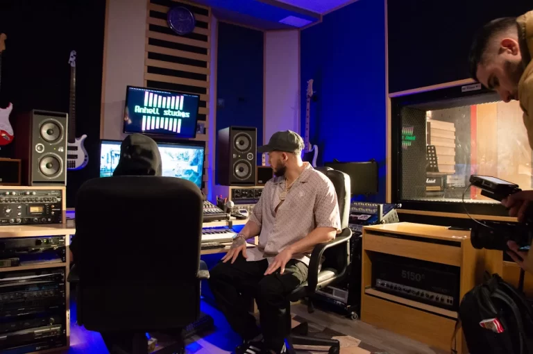 Anhell Studios - Sala de control con productor, artista trabajando y operador de cámara grabando un making off.