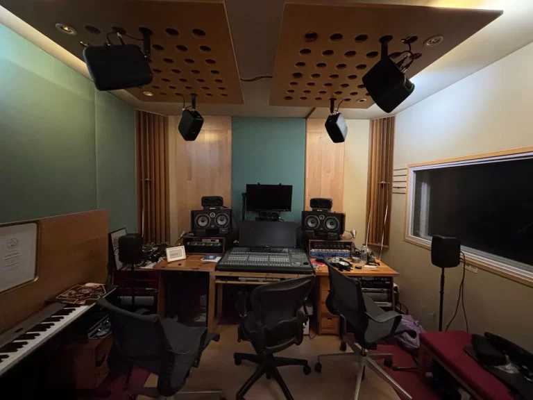 Sala de control Aura Studios, Madrid, con mesa de mezclas, teclado digital y monitores 360° en el techo.