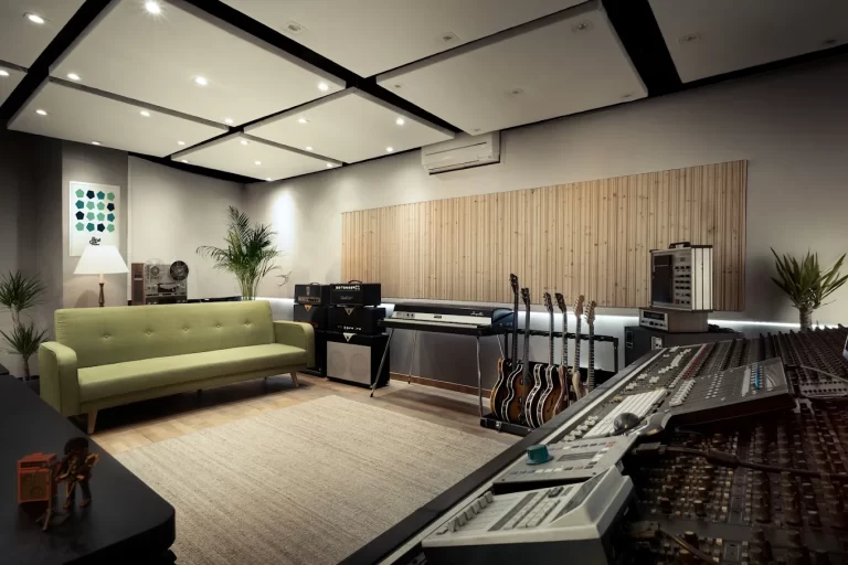 Sala de control professional, con mesa para el productor y sofa para los artistas en BeatGarden Studios, Barcelona.