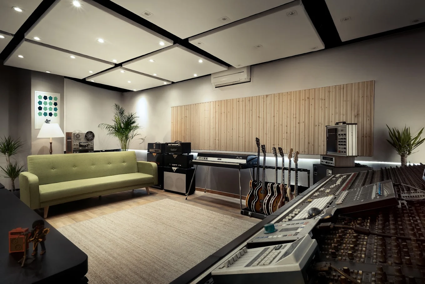 Sala de control professional, con mesa para el productor y sofa para los artistas en BeatGarden Studios, Barcelona.