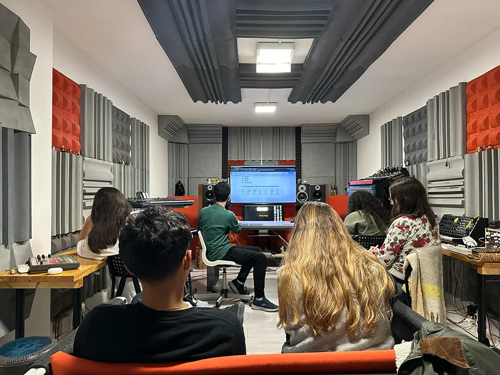 Alumnos en clase de producción musical en Beatlabs en Barcelona