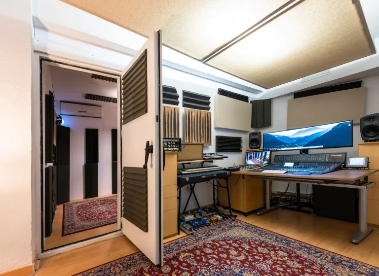 Bien Studios en Madrid – sala de control profesional acústicamente tratada con pantalla panorámica, teclados y pedales para guitarra y bajo,