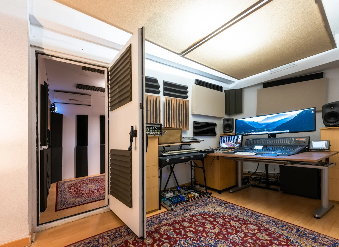 Bien Studios en Madrid – sala de control profesional acústicamente tratada con pantalla panorámica, teclados y pedales para guitarra y bajo,
