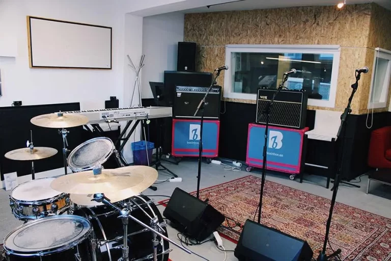 BoXinBox Music en Madrid – sala de grabación y ensayo profesional equipada para bandas completas y sesiones de grupo.