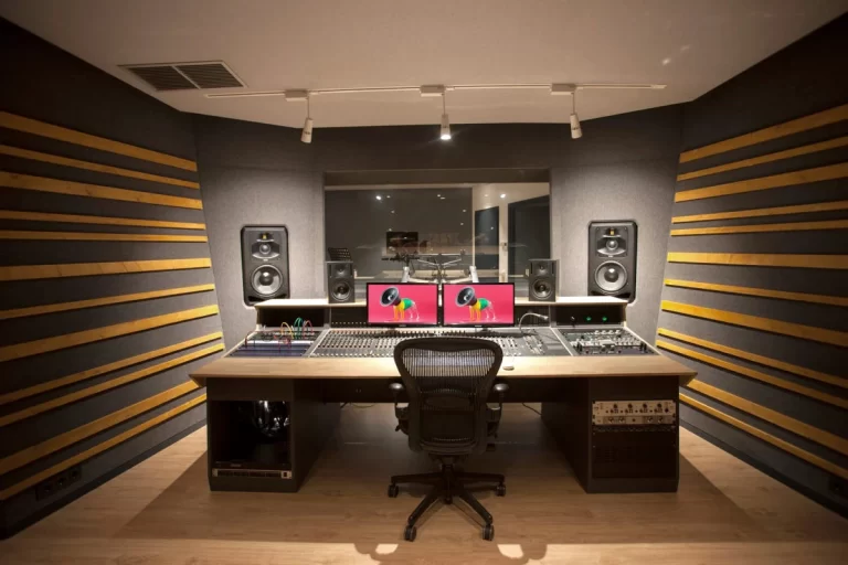 Sala de control con mesa de mezclas analógica, monitores y dos pantallas en Can Sons, Barcelona.