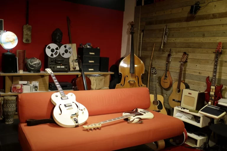 Sala de Casablanca BCN en Barcelona con sofá y diversos instrumentos de cuerda