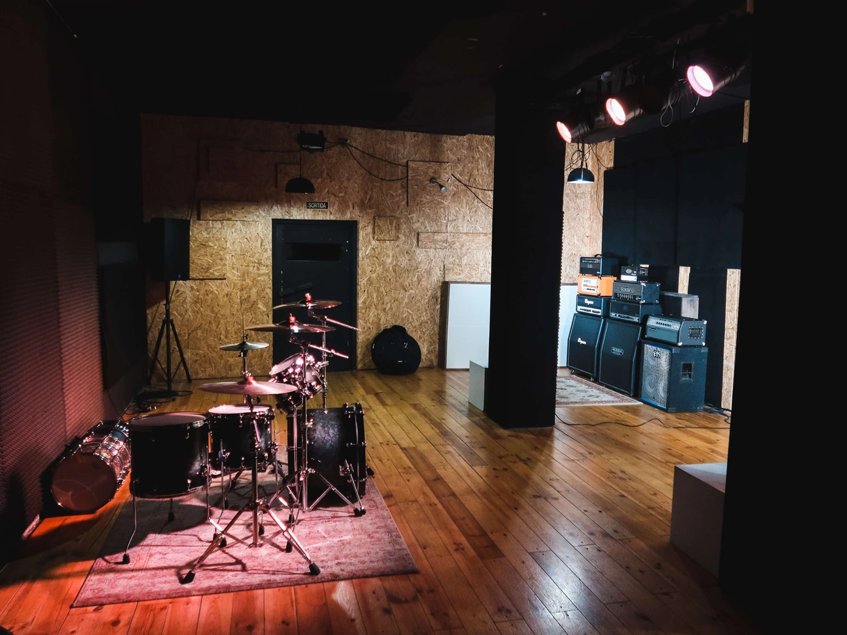 "Dani Salat Studio en Barcelona – sala de grabación profesional con batería y pared de amplificadores y cabezales, ideal para producción musical de rock.