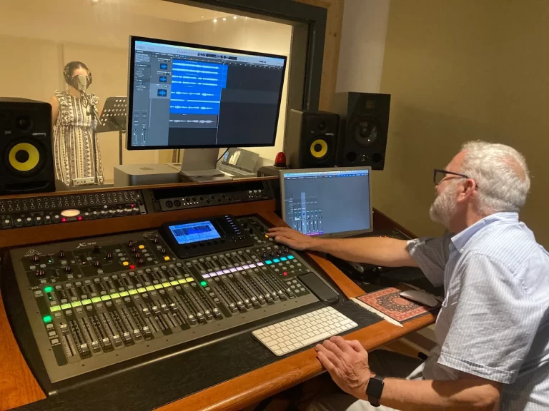 Productor en estudio de grabación trabajando en la mesa de mezclas de Distac Studio, Barcelona