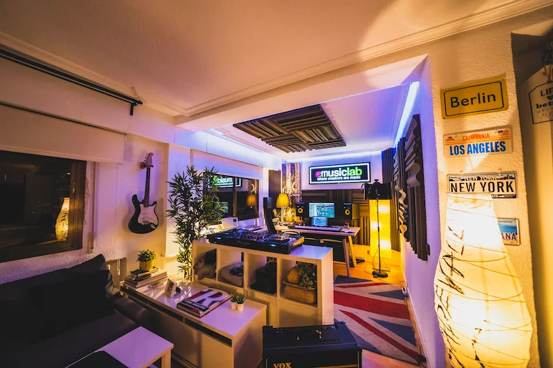 Instalaciones de Emusic Lab en Madrid con mesa de control al fondo, mesa de DJ en el centro y zona de descanso a la izquierda.
