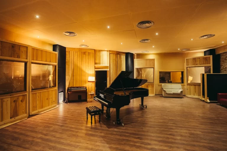 Sala de grabación Estudio Uno, Madrid, con piano negro de cola y madera natural.