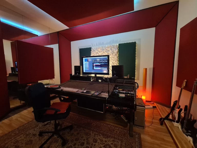 ala de control roja Estudios Dinamic, Madrid, con mesa de mezclas y guitarras.