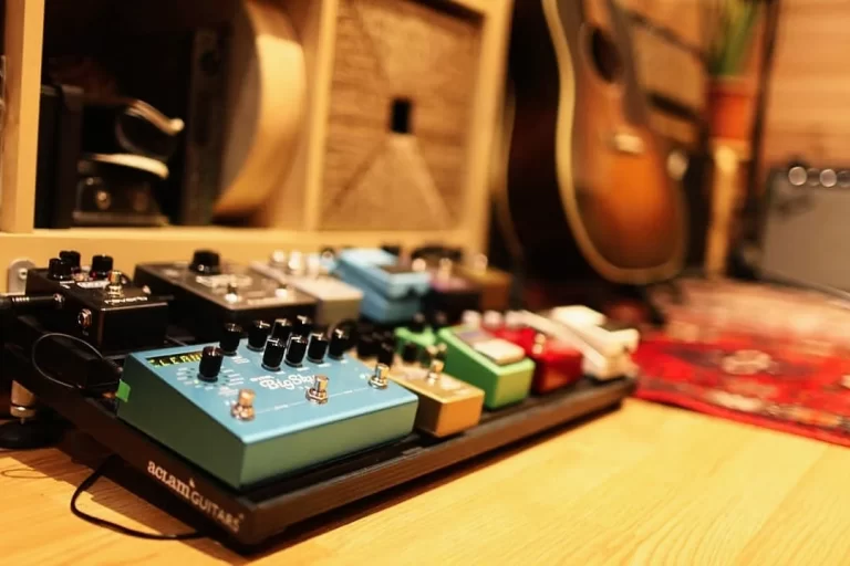 Detalle de pedalera de guitarra en la sala de grabación de GuitarRec en Barcelona