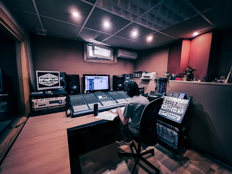 Sala de control Headroom estudio, Madrid, con productor trabajando en producción musical.