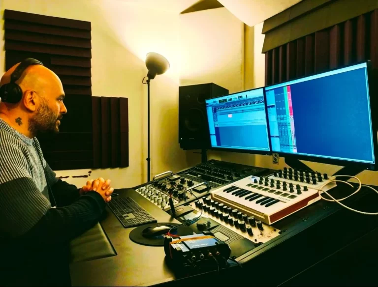 Human Mastering Studio, Barcelona — sala de mezcla y mastering con productor trabajando en el mix.