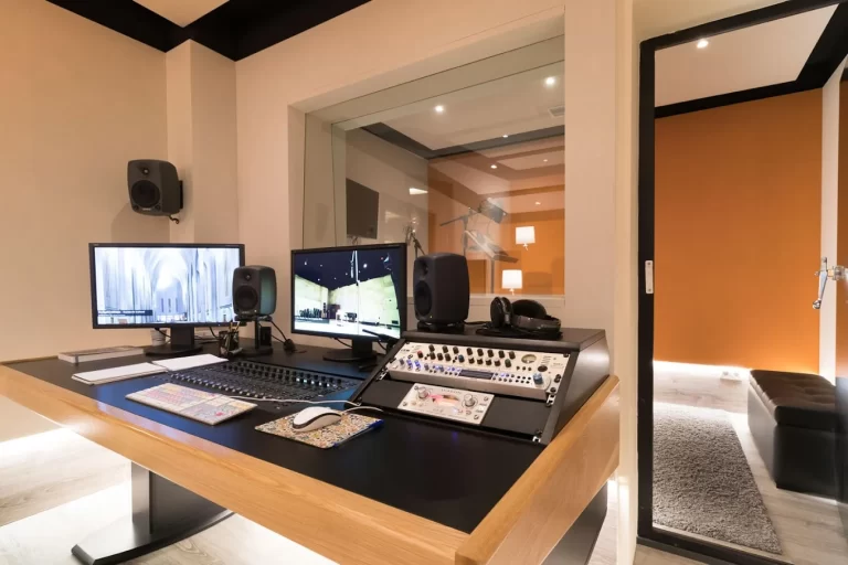 Sala de control y cabina de grabación de Idea Sonora en Barcelona