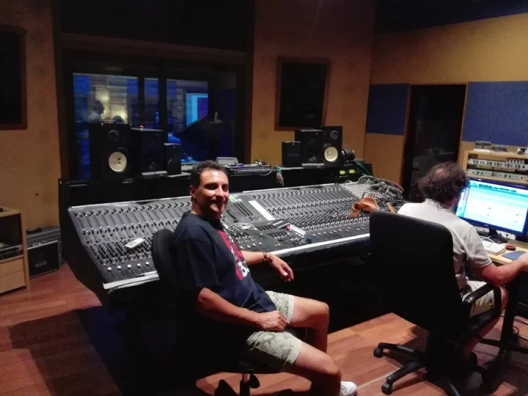 Sala de control Infinity Estudios, Madrid, con dos productores trabajando.