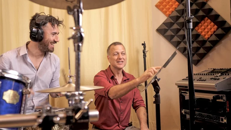 Grabación de batería en JB Productions en Barcelona con productor dando instrucciones al músico