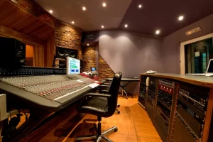 M20 Estudios en Madrid – sala de control profesional con mesa de mezclas y racks equipados con procesadores, efectos y compresores para grabación y mezcla.