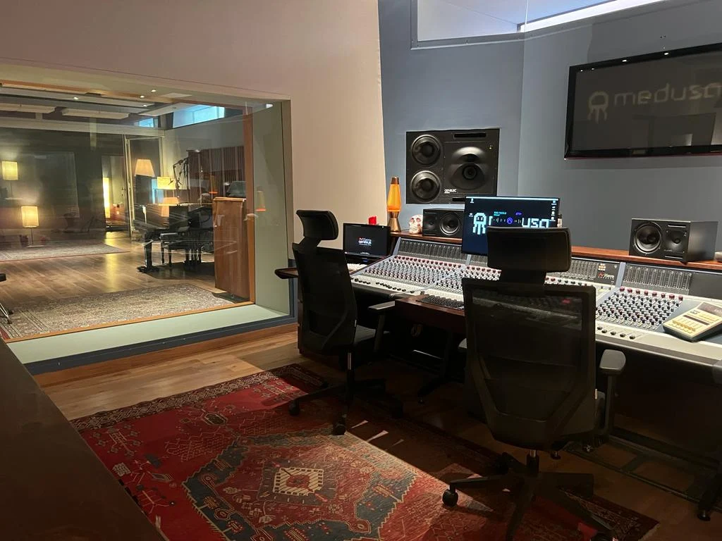 Sala de control amplia de Medusa Estudio BCN en Barcelona con mesa de mezclas y vistas a la sala de grabación