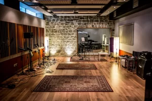 Sala de grabación de alta calidad de Medusa Estudio BCN en Barcelona, muy amplia con vistas a la sala de control