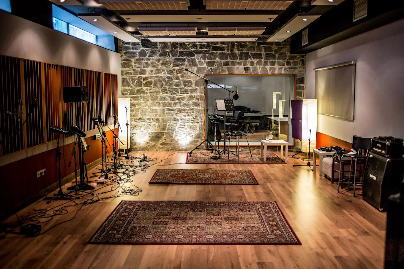 Sala de grabación de alta calidad de Medusa Estudio BCN en Barcelona, muy amplia con vistas a la sala de control