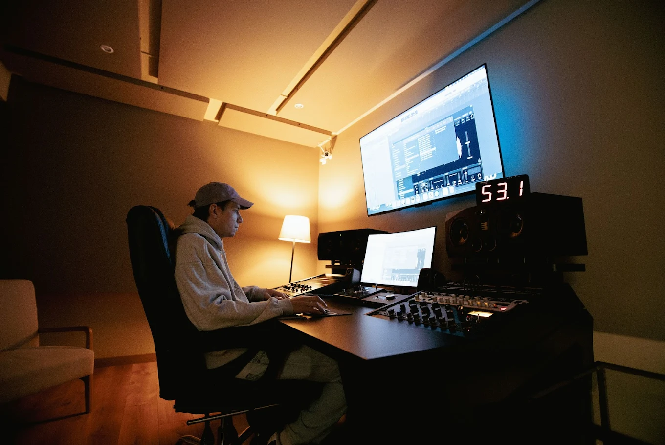 Mermelada Studios en Barcelona – sala de control profesional con productor sentado trabajando en una sesión de grabación y producción musical.