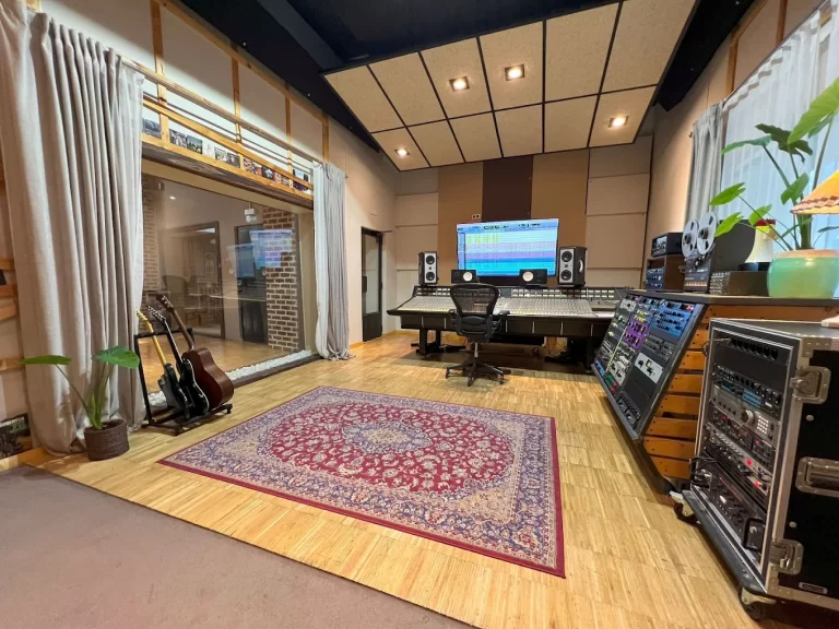 Metropol Studios, Madrid – Sala de control amplia con cristalera panorámica hacia la sala de grabación.