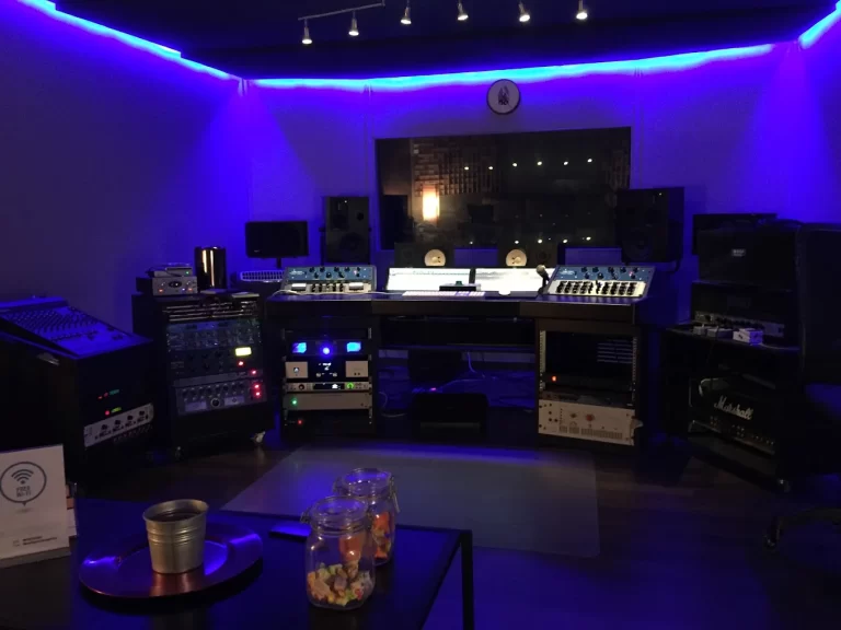 Sala de control Mpire Studio, Madrid, lista para producción musical con luz ambiente azul.