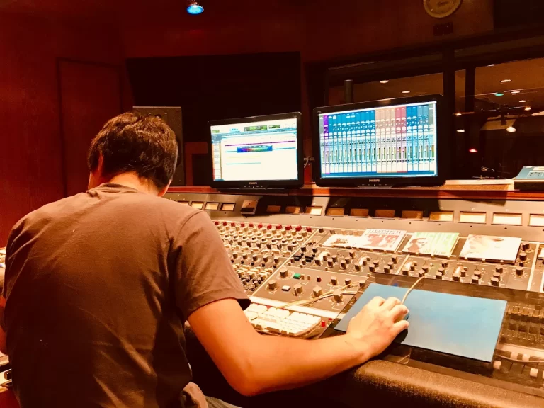 Mesa de mezclas Musigrama Estudio de Grabación, Madrid, productor trabajando de espaldas.