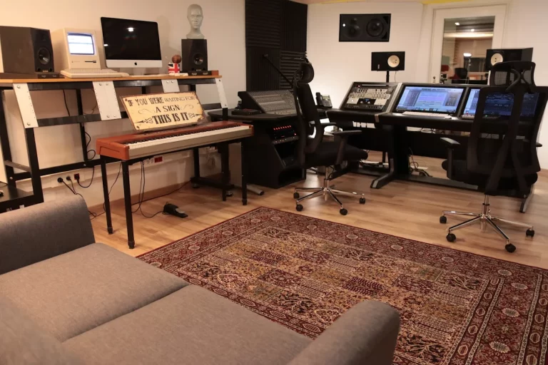 One Drop Studio, Barcelona — sala de control equipada con teclado, mesa de mezclas y sofá, lista para sesiones de producción musical y mezcla.