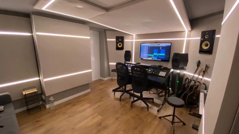 Sala de control moderna de Phoenix Studios en Barcelona con mesa de mezclas, luces LED e instrumentos