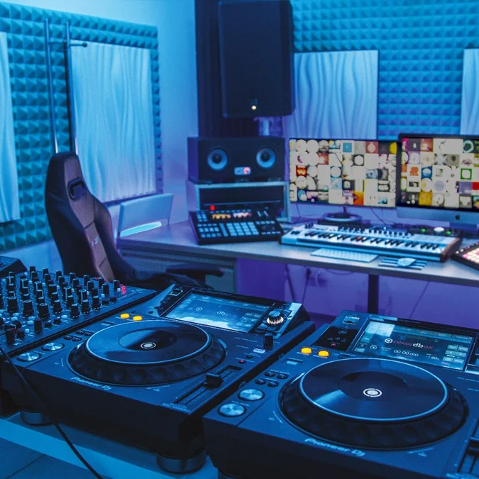 Sala de control con equipo de DJ digital y ordenador para producción musical en Planet 8 Studios, Madrid.