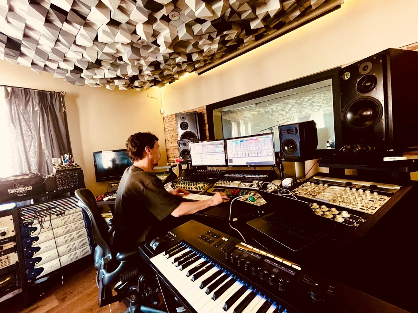 Rec Division Estudios en Madrid – sala de control profesional con productor, mesa de mezclas y techo acústicamente tratado para grabación y mezcla musical.