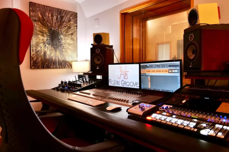 Mesa de mezclas moderna de Robin Grove Estudio en Madrid con controladores digitales lista para producción musical.