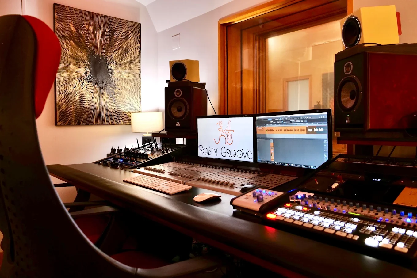 Mesa de mezclas moderna de Robin Grove Estudio en Madrid con controladores digitales lista para producción musical.