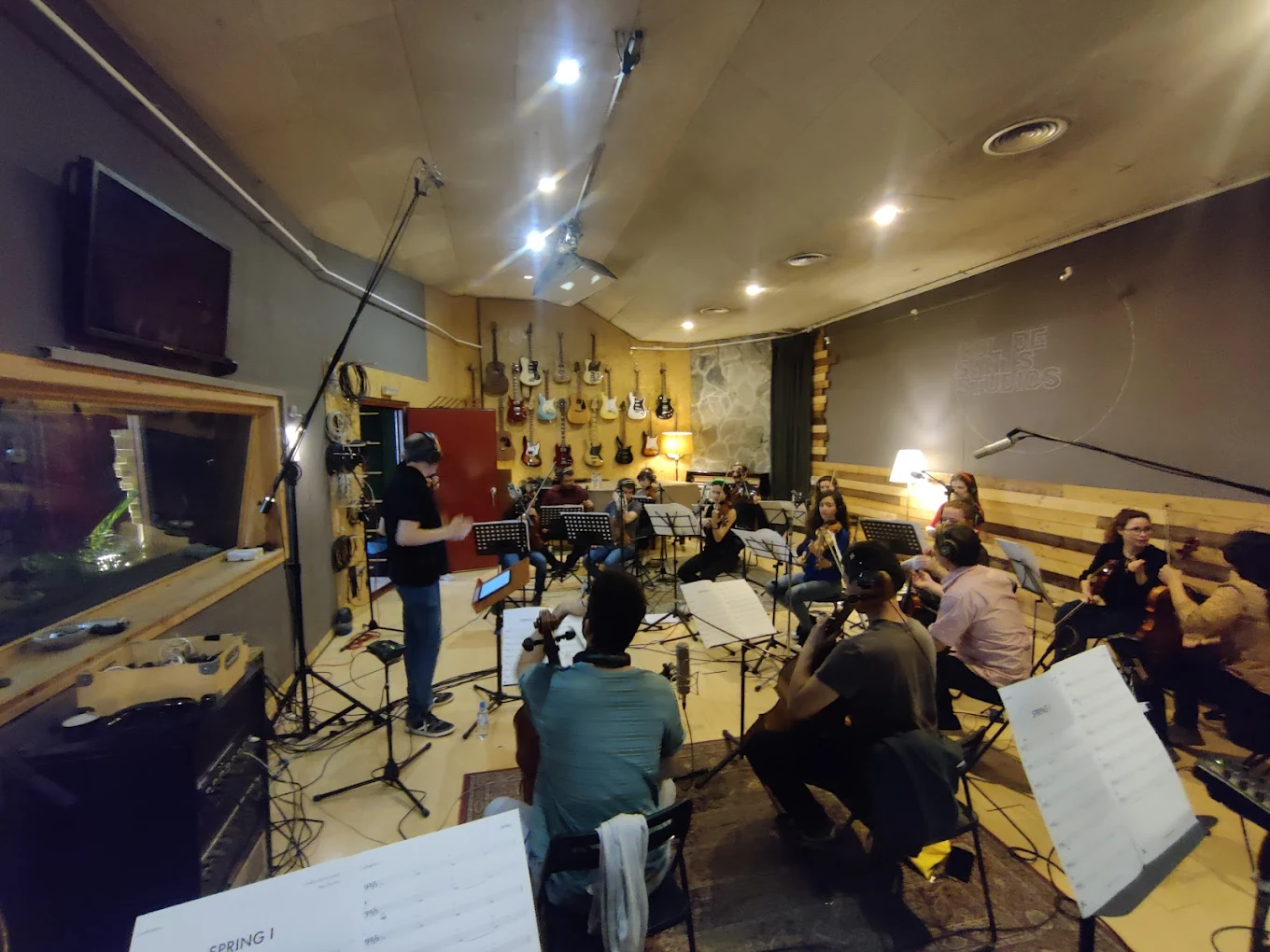 Sala de grabación de Sol de Sants Studios en Barcelona con orquesta completa durante sesión de grabación
