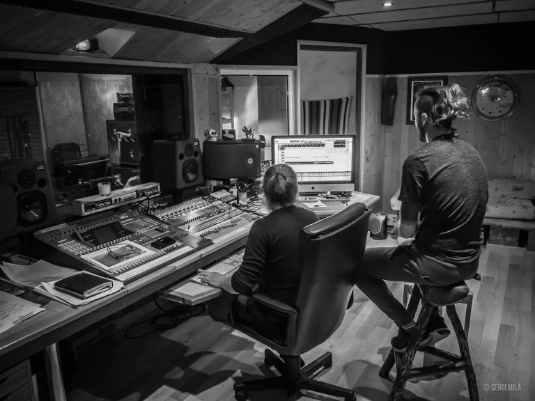 Sala de control de Sound of the Kings en Barcelona con artista y productor trabajando en la mezcla
