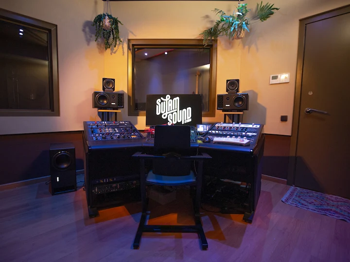 Sulam Sound Studio, Barcelona — sala de control con mesa de mezclas profesional.