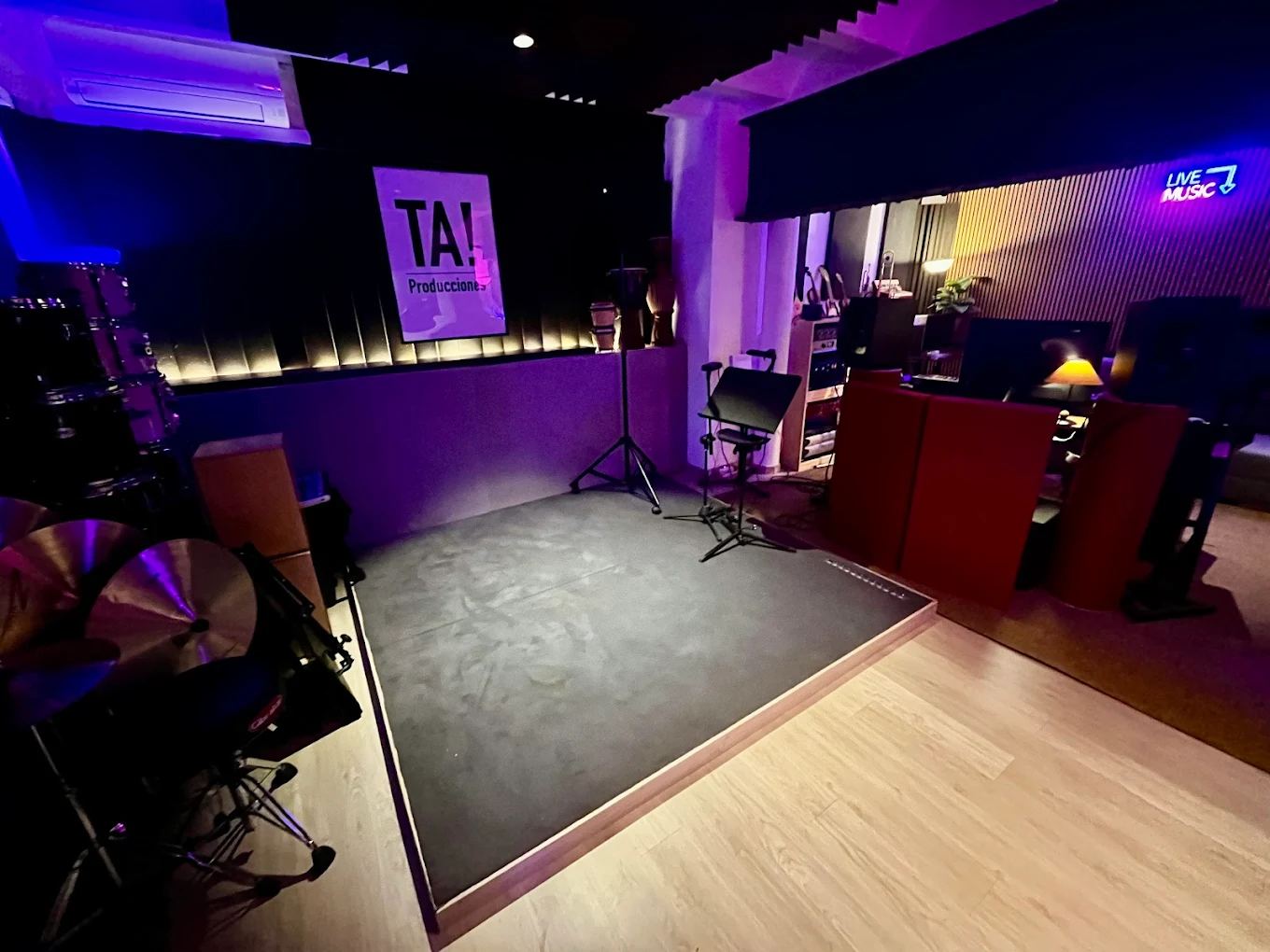 Zona de grabación de TA! Producciones en Barcelona con tratamiento acústico en el suelo
