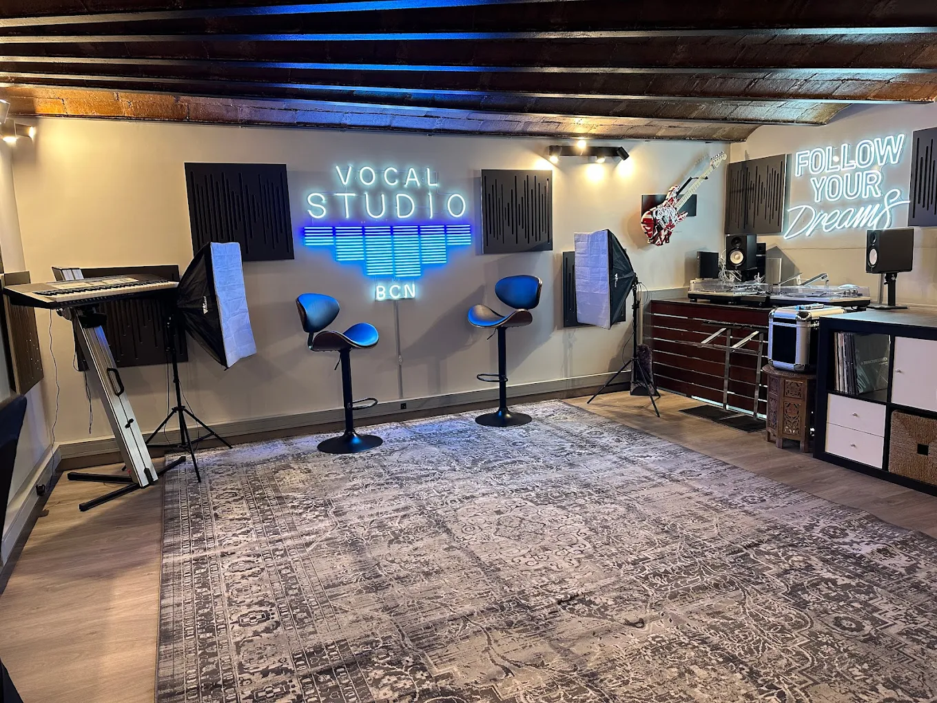 Sala polivalente para grabación de música, con set de dj, y focos con taburetes para podcast en Vocal Studio BCN, Barcelona.